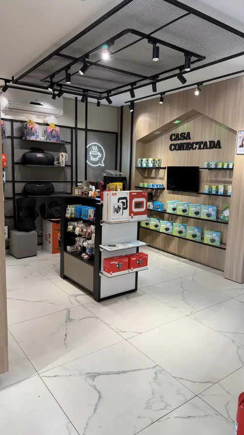 Espaço Casa Conectada da IC Store com lâmpadas e tomadas inteligentes expostas